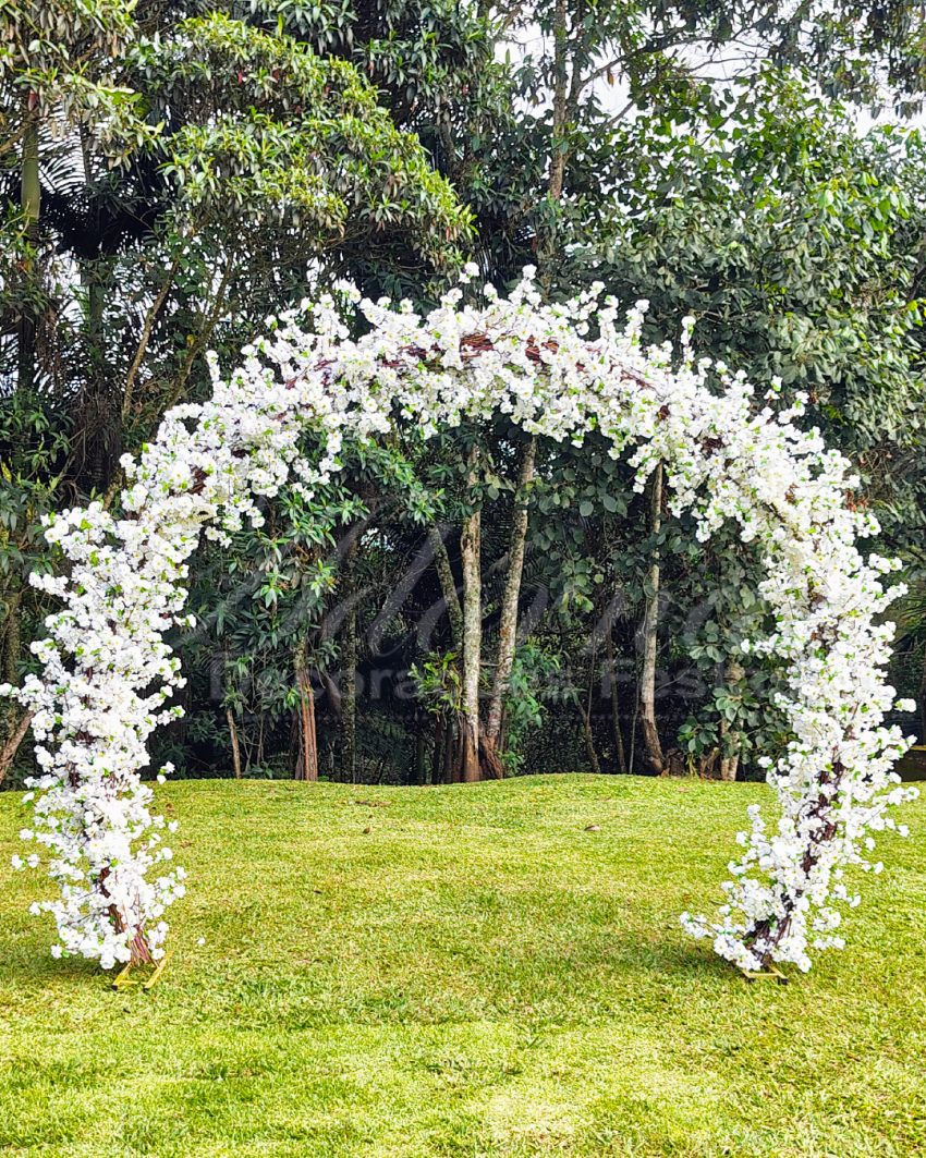 aluguel-arco-cerejeiras-brancas-casamento-santa-isabel-sp-1 Arco de flores cerejeiras brancas para cerimônia de casamento ao ar livre, altar e entrada dos noivos