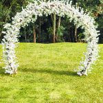 Aluguel de arco floral com cerejeiras brancas para casamento, mini wedding e eventos elegantes