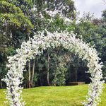 arco cerejeiras casamento flores brancas altar entrada noivos mini wedding cerimonia casamento ao ar livre chacara sitio igreja buffet hotel cenario fotografico